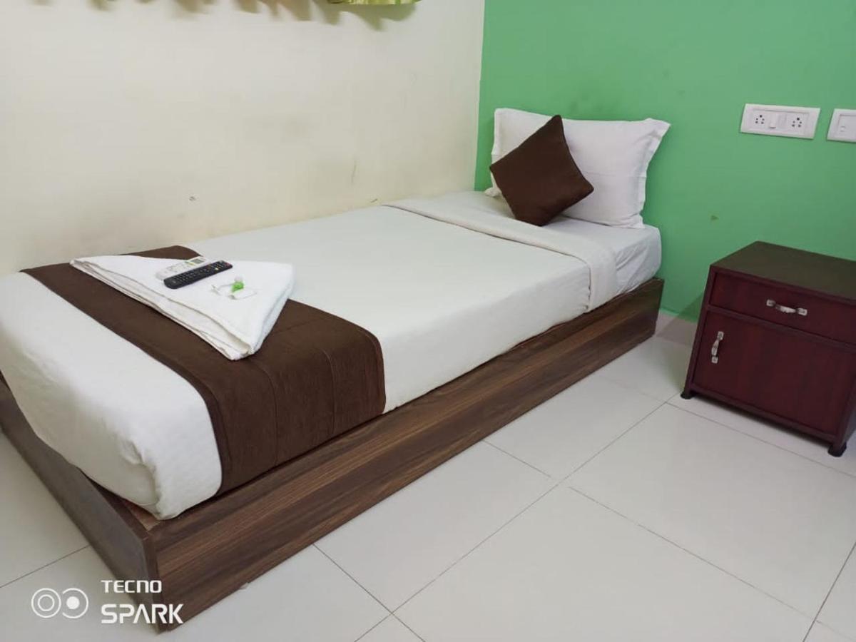 Green Tree Hotel-Near Vfs Global And Ramee Mall Chennai Exteriör bild