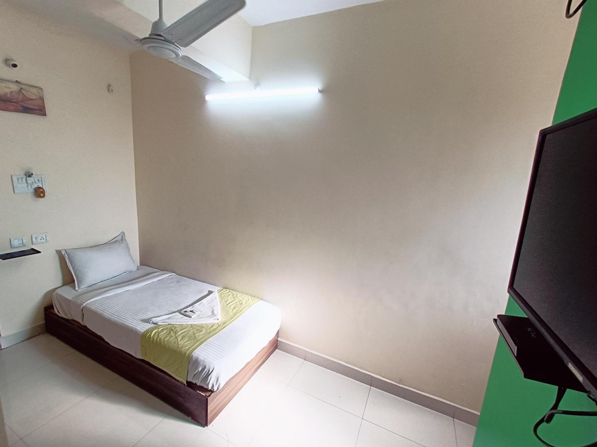 Green Tree Hotel-Near Vfs Global And Ramee Mall Chennai Exteriör bild